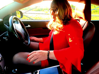 Amateur crossdresser Kellycd2022 masturbating in the sun