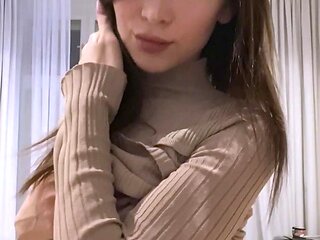 Amateur brunette teen in solo