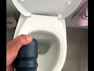 Sborro nel sextoy - masturbazione con orgasmo reale
