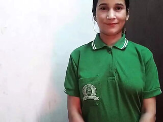 Desi aunty ko saman dene ke bahane pel diya