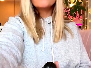 Hot amateur blonde pregnant toying her pussy solo