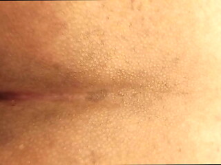 Me doy unos ricos sentones en mi dildo cabez&oacute_n y despu&eacute_s me empujo mi dildo nuevo doble cabecita