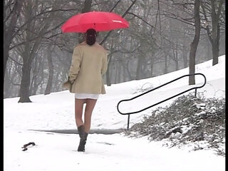 Solo Pee Girls - Sexy Olga outdoor pissing