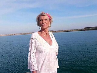 A 70ans, Eva croque deux jeunes lascars !