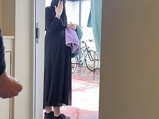 SCARED BUT CURIOUS! Muslim pregnant neighbour in niqab ...