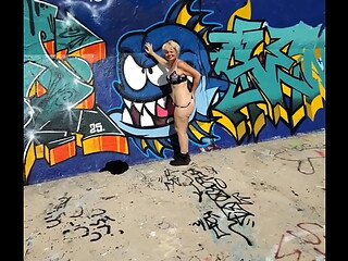 Petite exhib sexy sur une digue