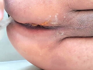 Mi dildo me saca muchos jugos del culo