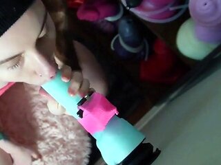 Amateur brunette double toying on webcam