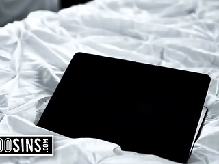 Seductive Blonde Nympho Tempts Horny Therapist Into Fucking Her Pussy