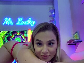 Pretty Hot Blonde Cam Babe Masturbate Solo on Cam