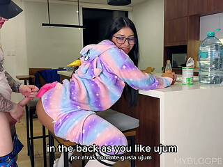 Mi hermanastra OTAKU quiere follar por el culo y usa su pijama favorita para hacerlo