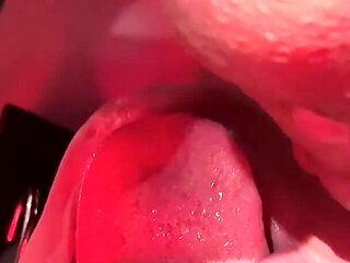 Bi-blowjob: Cum and Piss