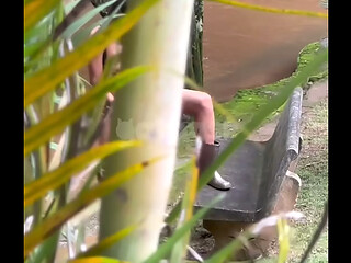 Caseiro fica espiando a patroa se masturbar na beira do rio