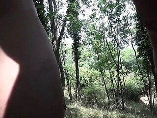 Amateur Italian MILF Threesome Outdoor Blowjob in Park