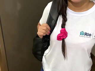 Aluna do Rio mamando o professor particular na casa dele, aluna dando aula de como chupar pau.