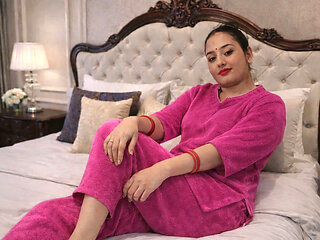 The Neighbor Saw the Sister-in-law Coming Out After Taking a Bath and Left Her Inside the House