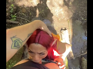 Elfa se coge a un campista en el bosque
