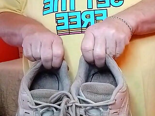 Stinky Tennis Shoes Pewwwee