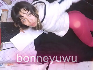 Bonneyuwu - 12:44 En la cama mostrando la cola mientras estudio