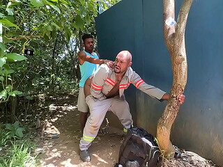 Neg&atilde_o saiu da obra pra dar o cuz&atilde_o pro guardador de carros do parque .