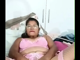 En lenceria rosa, me masturbo rico