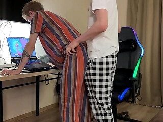 distracted the guy from the game and seduced him into sex, licked and fucked him with a big dick, deep throat blowjob and anal fucking