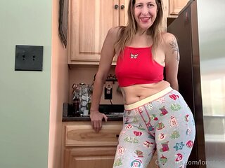 Longtoesally in kitchen ass clenching