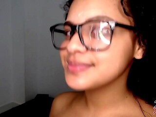Le gusta que la graben mientras se la folla su amigo y le acaba en la cara. Diana Marquez