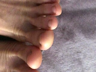 Amateur Foot Fetish Girlfriend Sucks and gives a Footjob