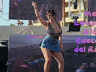 Rave Rosarito Beach: Hermosa edec&aacute_n se pone cachonda, sube al stage y termina mam&aacute_ndome la verga en mi auto hasta que le lleno la boca de semen caliente