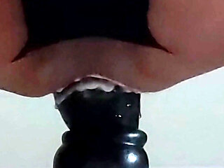 Buttpluging anal stretch