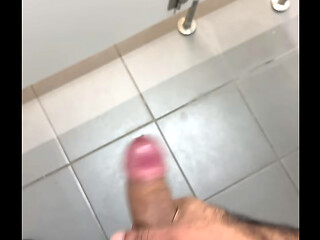 SEGURAN&Ccedil_A NEGRO MUSCULOSO GOZANDO NO BANHEIRO PUBLICO DO SHOPPING
