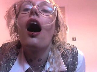 Sexy Realtor Desperate to Make the Sale