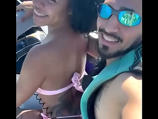 POV: Novinha Safada, deixou marido na areia e fudeu com o instrutor no Jetski com todo mundo olhando.