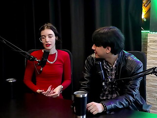 Curtia se exibir bem novinha, a pandemia lan&ccedil_ou mulheres no porn&ocirc_, contou pra m&atilde_e, e quando vendeu seu primeiro nude... - Yastrixx &amp_ Dixon (WATCH ON: SHEER/RED)