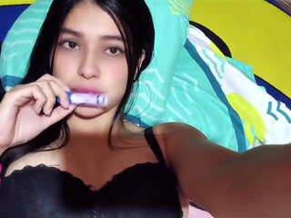 Porn Actress Yuliethgomez Shows Her Stuff (real Homemade