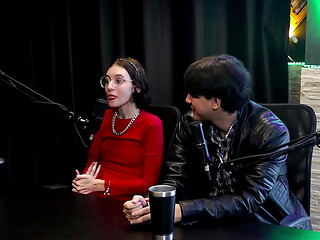 Se exibiu de lingere depois de responder em quem mama, senta e passa - Yastrixx &amp_ Dixon (WATCH ON: SHEER/RED)