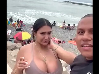 EN LA PLAYA CON LA CULONA