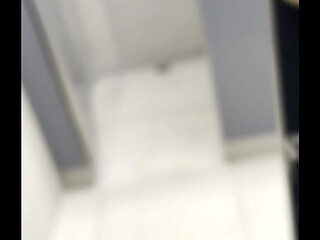Masturb&aacute_ndome en el ba&ntilde_o del gym - PARTE 2