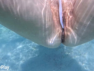 Open pussy creampie underwater, cum inside