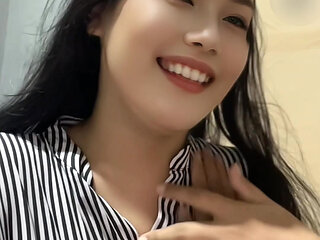 Young woman's handjob is so good it makes me squirt