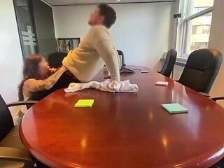 je le lche et elle me suce dans la salle de runion