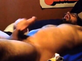 Bearded Muscle Hunk Jerks Off Before Bed