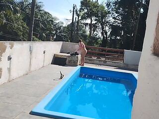 Chamei o pedreiro no domingo pra terminar um servi&ccedil_o na piscina. Mais fiquei preparada bem putinha esperando.. logo ele bateu uma punheta e gozou pra mim