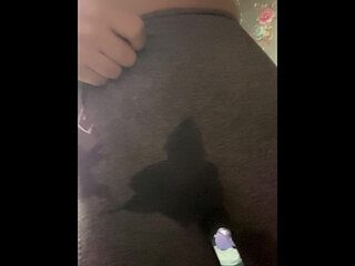 I can't hold my pee and piss my leggings