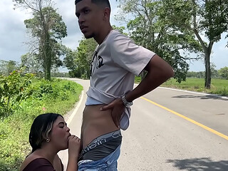 Chupando polla en una carretera p&uacute_blica, casi nos atrapan