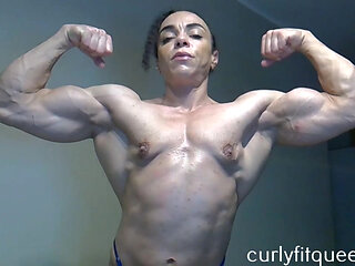 Milf gym rat flexing her daily pump