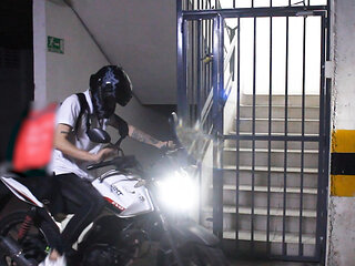 Delivery man fucks the BEAUTIFUL GIRL because he didn't have money to pay