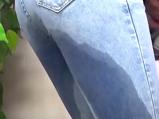 A cute girl can'_t go restroom and pee her jeans