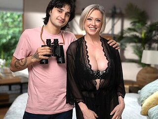 Bubbly Dee Williams's long legs action